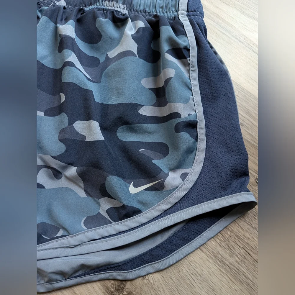 Women's Nike Athletic Shorts Medium Like New Camo‎ Print - Picture 2 of 4